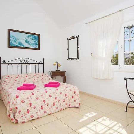 Villa Puerto Del Carmen Sleeps 6 Wifi T707636